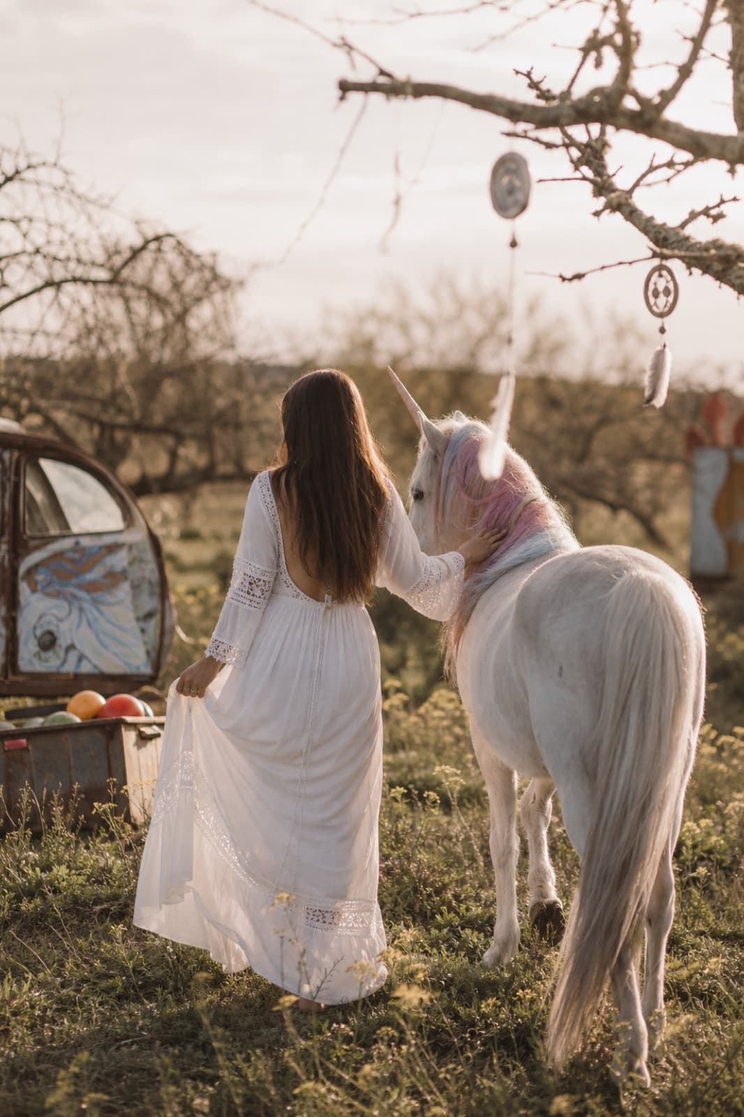 Vrouw in het wit met unicorn, ondernemerschap vanuit missie